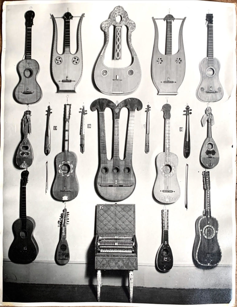 Photo du fonds Salomon montrant l'épinette de Faby parmi d'utres instruments